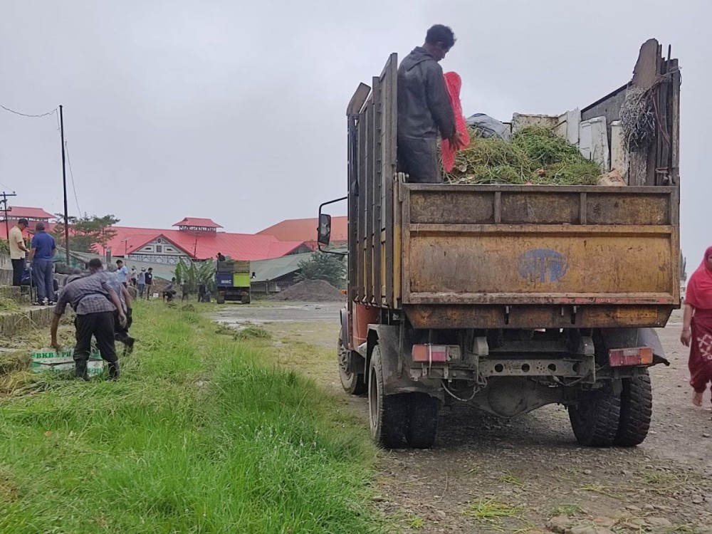 Volunteer disposes the waste into the dumping truck during the cleanliness drive held at Mokokchung Public Ground on June 13.